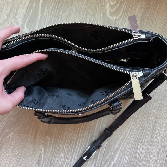 Rare Tory Burch Woven Robinson Tote - Picture 4 of 6